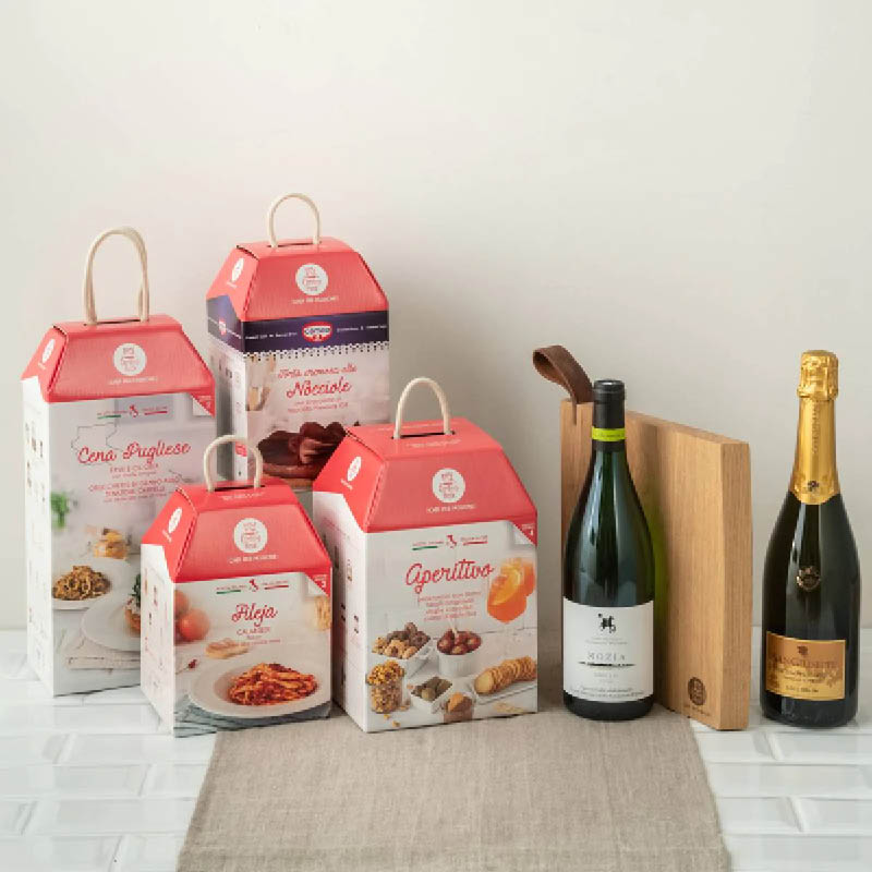 Tutti i nostri prodotti: kit ricette pronte da cucinare, vini d'eccellenza, accessori da cucina e idee regalo per stupire chi ami con un'esperienza gourmet all'italiana.
